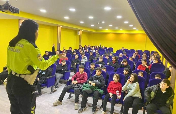 "TRAFİK DEDEKTİFLERİ PROJESİ" KAPSAMINDA ÖĞRENCİLERE EĞİTİM