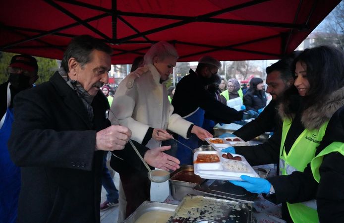 İFTAR SEVİNCİ CUMHURİYET MEYDANI'NDA YAŞANDI