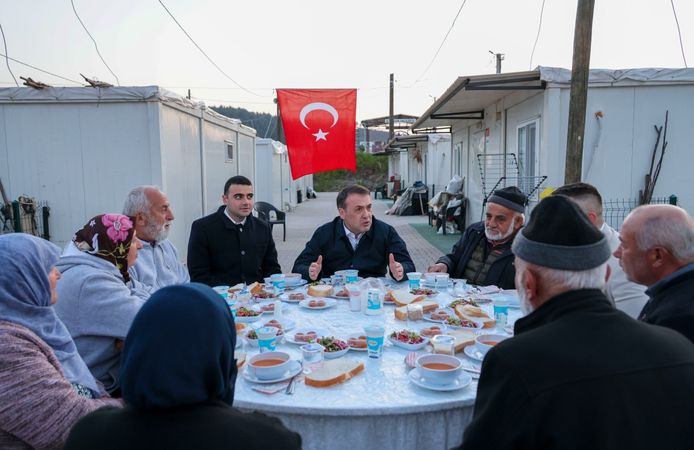 BÜYÜK YANGIN SONRASI YARALARINI SARAN VATANDAŞLAR İFTARDA BİR ARAYA GELDİ