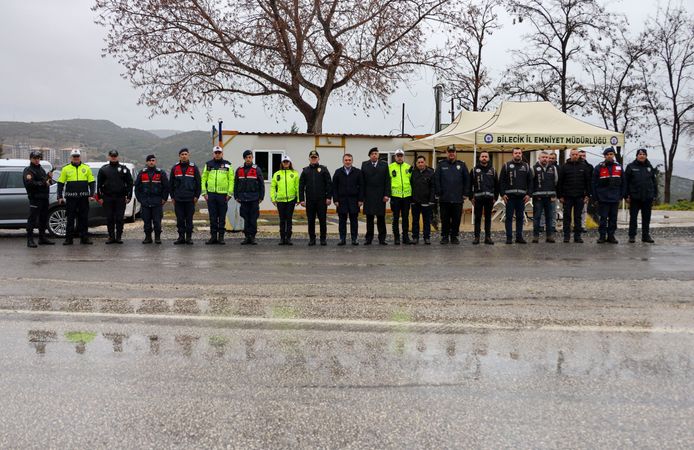 VALİ SÖZER DENETİM NOKTASINDA GÜVENLİK GÜÇLERİYLE BAYRAMLAŞTI