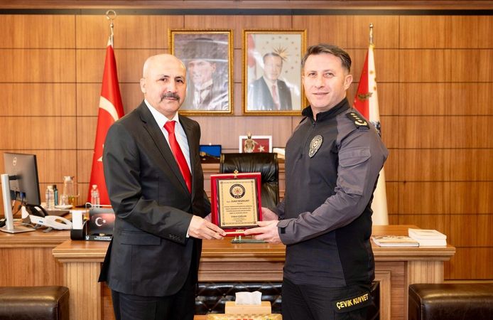EMEKLİYE AYRILAN KOMİSERE PLAKET TAKDİM EDİLDİ