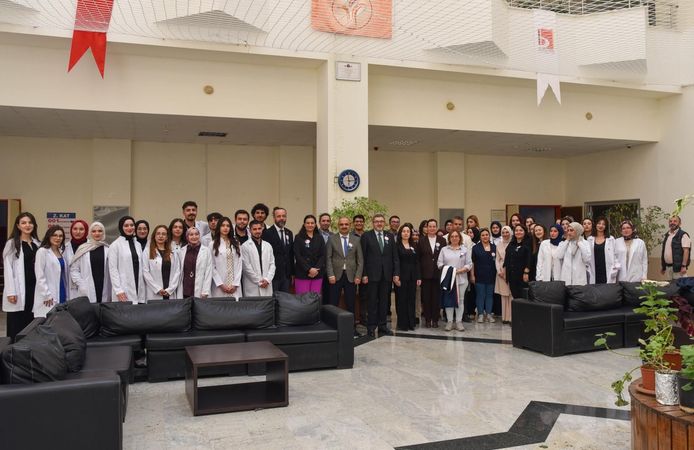 BŞEÜ’DE BEYAZ ÖNLÜK GİYME TÖRENİ COŞKUYLA GERÇEKLEŞTİ