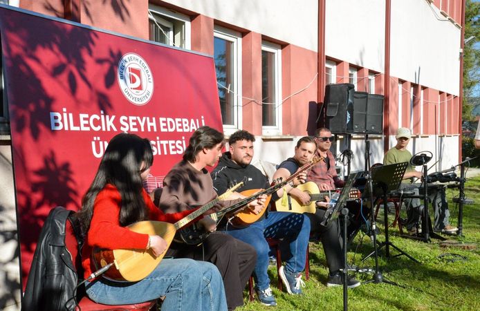 GÖLPAZARI'NDA MUHTEŞEM KAMPÜS KONSERİ