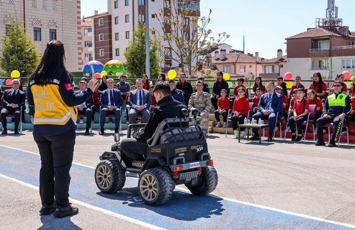 VALİ SÖZER, ‘TRAFİK VE İLKYARDIM HAFTASI' PROGRAMINA KATILDI