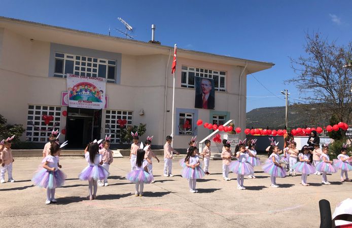 MİNİK ÖĞRENCİLER AYAKTA ALKIŞLANDI
