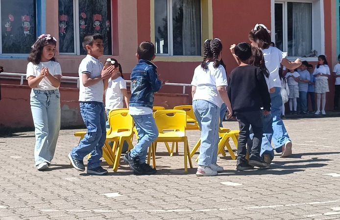MİNİK YÜREKLERDEN ERTELENEN 23 NİSAN COŞKUSU