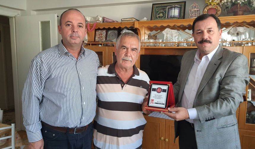 ‘ÖĞRETMENLER GÜNÜ’NDE EMEKLİ ÖĞRETMENLERE PLAKET TAKDİMİ