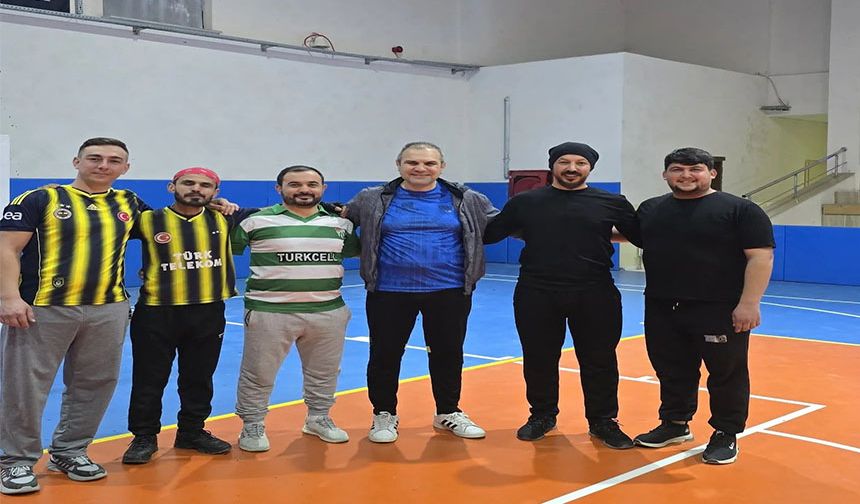 BAŞKAN DİLSİZ'DEN KIZ VOLEYBOL TAKIMINA MAÇ ÖNCESİ MOTİVASYON DESTEĞİ