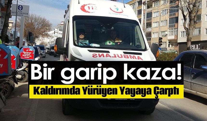 BİR GARİP KAZA! KALDIRIMDA YÜRÜYEN YAYAYA ÇARPTI