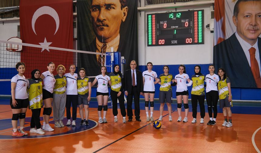 VOLEYBOL TURNUVASI ÖĞRENCİLERDEN YOĞUN İLGİ GÖRDÜ