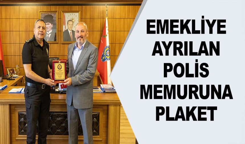 EMEKLİYE AYRILAN POLİS MEMURUNA PLAKET