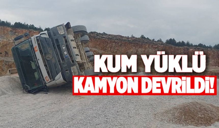 KUM YÜKLÜ KAMYON DEVRİLDİ