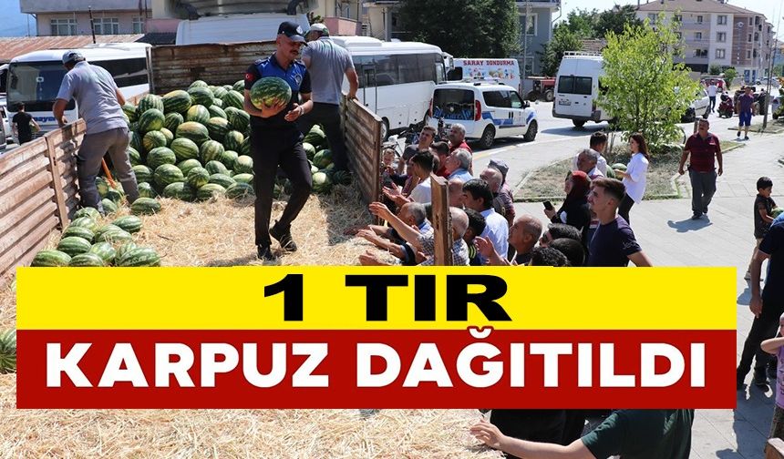 CUMAYERİ BELEDİYESİ 1 TIR KARPUZ DAĞITTI
