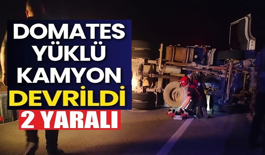 DOMATES YÜKLÜ KAMYON DEVRİLDİ, 2 KİŞİ YARALANDI