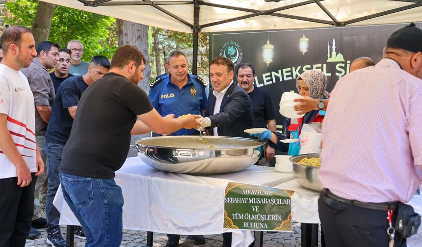 ŞEYH EDEBALİ KÜLLİYESİ'NDE VATANDAŞLARA ŞİFALI PİLAV İKRAMI
