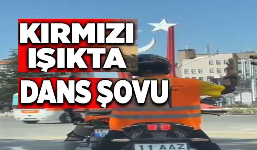MOTOSİKLET SÜRÜCÜSÜNÜN MÜZİK EŞLİĞİNDE DANS ETTİĞİ RENKLİ ANLAR KAMERADA