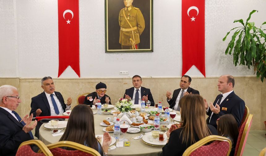 VALİ SÖZER, GAZİLER GÜNÜ KAPSAMINDA ŞEHİT AİLELERİ İLE BİR ARAYA GELDİ