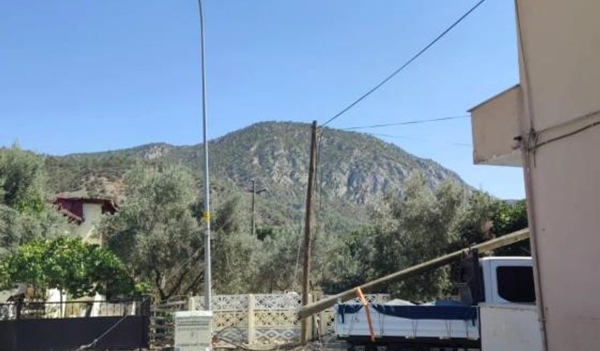 BAYIRKÖY'DE TELEFON DİREĞİ ONARILIYOR, İNTERNET ERİŞİMİ KISA SÜREDE SAĞLANACAK