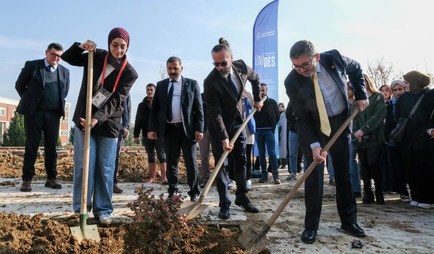 BŞEÜ’DE KAMPÜSE YENİ FİDANLAR DİKİLDİ