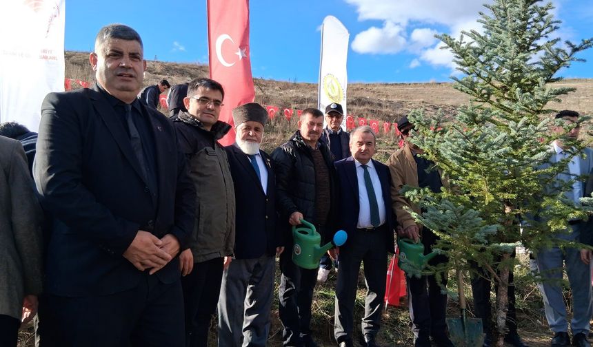 BOZÜYÜK'TE ŞEHİTLER ANISINA FİDAN DİKİMİ