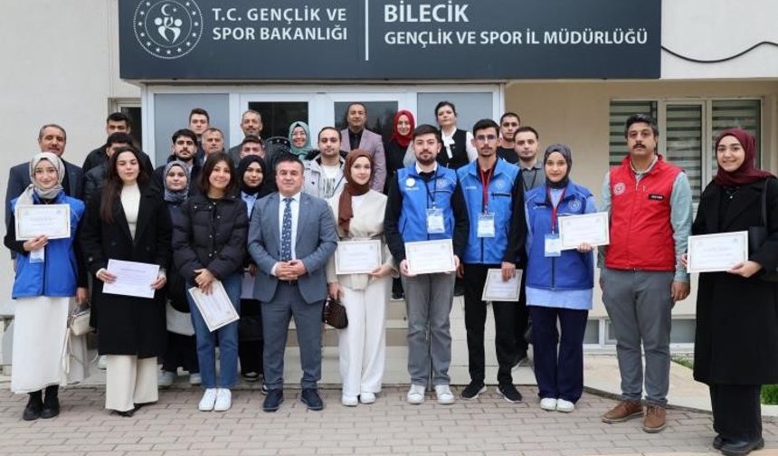 GÖNÜLLÜ GENÇLERE TEŞEKKÜR BELGELERİ TAKDİM EDİLDİ