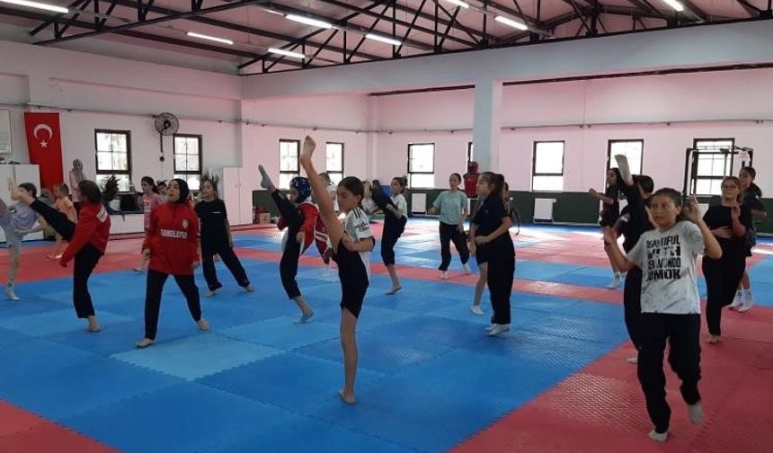 TAEKWONDO ANTRENMANLARI ARALIKSIZ SÜRÜYOR