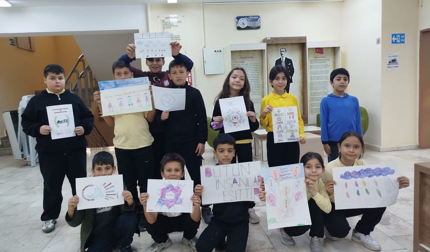 DÜNYA İNSAN HAKLARI GÜNÜ’NDE ÖĞRENCİLERDEN FARKINDALIK ETKİNLİĞİ