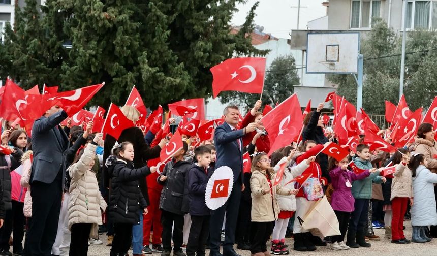ERTUĞRULGAZİ İLKOKULU'NDA İKİNCİ DÖNEMİN İLK DERSİ BAYRAK TEMASIYLA YAPILDI