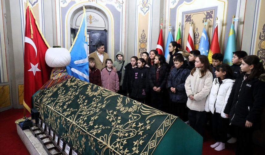 SÖĞÜT'E GELEN ÖĞRENCİLERE BAŞKAN DURGUT ERTUĞRULGAZİ TÜRBESİ'NDE REHBERLİK ETTİ