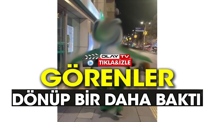 ŞİŞME KURBAĞA KOSTÜMÜYLE CADDEDE DOLAŞTI, HEM ŞAŞIRTTI, HEM GÜLÜMSETTİ