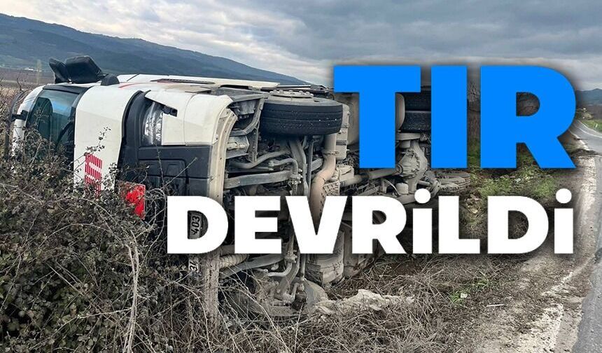 TIR ŞARAMPOLE DEVRİLDİ