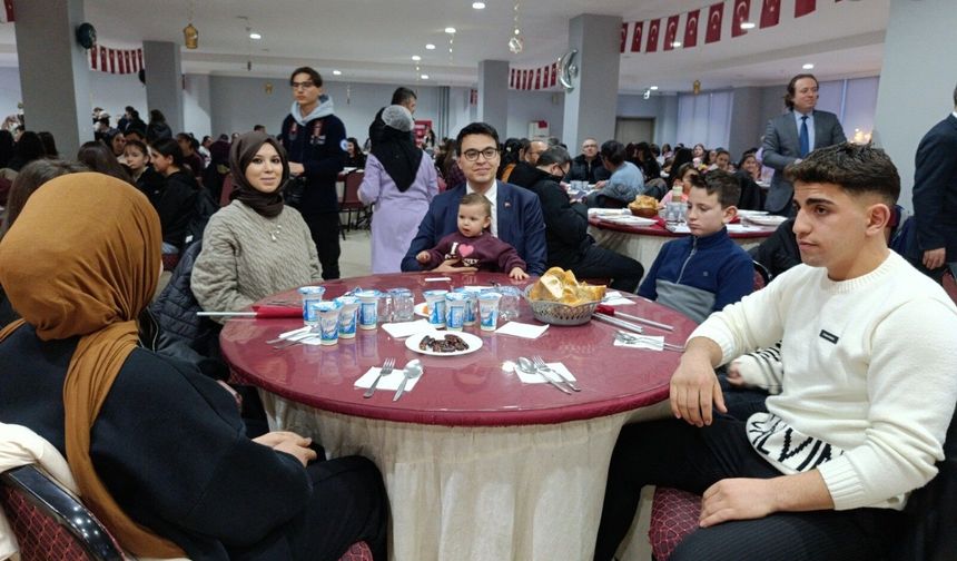 400 ÖĞRENCİYLE DAYANIŞMA SOFRASI KURULDU