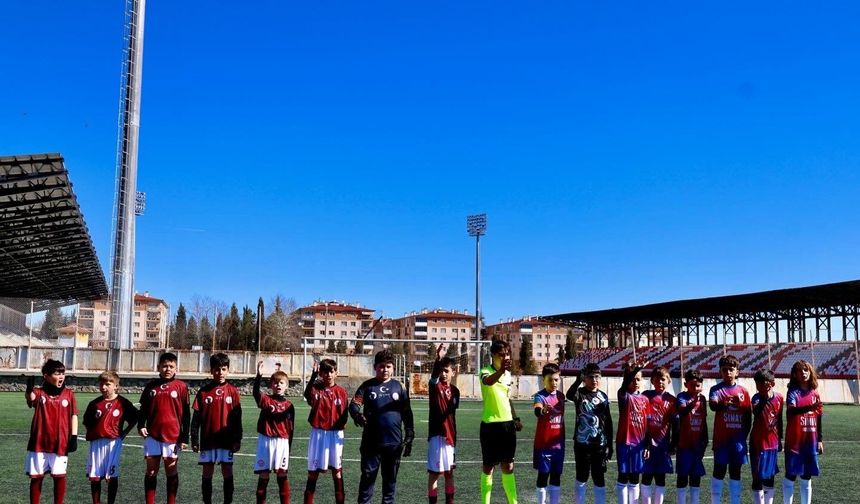 KÜÇÜK ERKEKLER FUTBOL MÜSABAKALARI HEYECANLA SÜRÜYOR