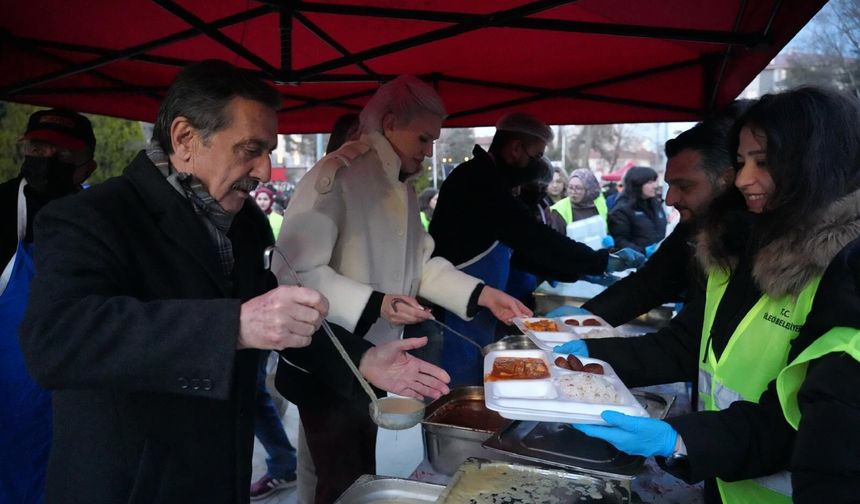 İFTAR SEVİNCİ CUMHURİYET MEYDANI'NDA YAŞANDI