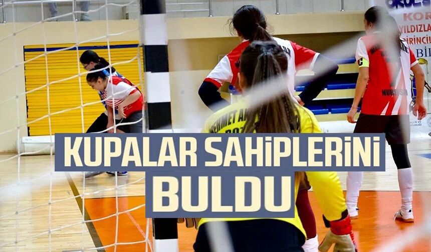 FUTSAL TURNUVASINDA MADALYA VE KUPALAR SAHİPLERİNİ BULDU