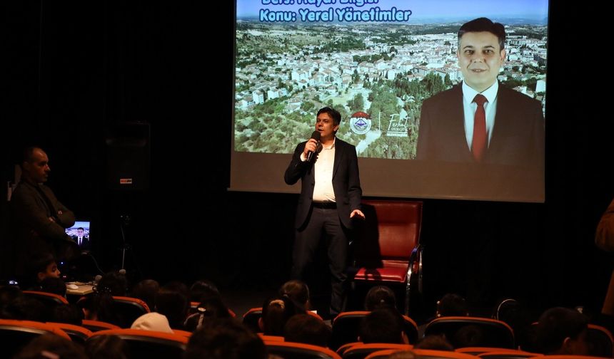 ‘YEREL YÖNETİMLER' KONUSU KAPSAMINDA BAŞKAN DURGUT ÖĞRENCİLERLE BULUŞTU