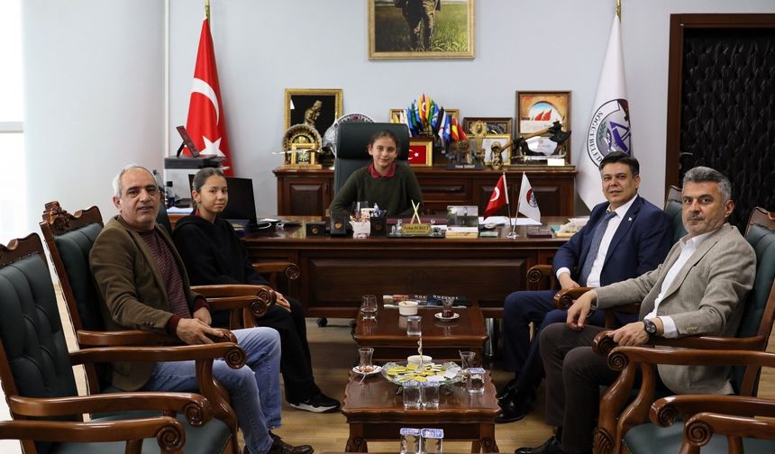 23 NİSAN'DA BAŞKANLIK KOLTUĞU ÖĞRENCİLERE DEVREDİLDİ
