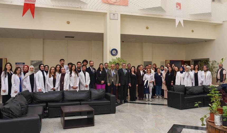 BŞEÜ’DE BEYAZ ÖNLÜK GİYME TÖRENİ COŞKUYLA GERÇEKLEŞTİ
