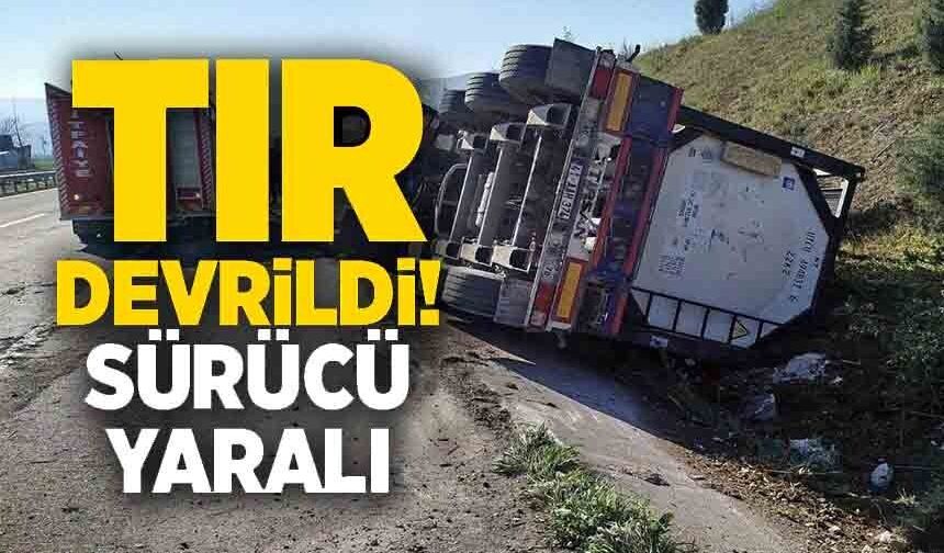 KONTROLDEN ÇIKAN TIR DEVRİLDİ; SÜRÜCÜSÜ YARALANDI