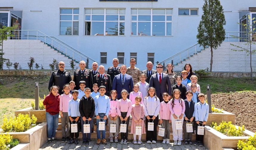 VALİ SÖZER, ÖĞRENCİLERLE BİR ARAYA GELDİ