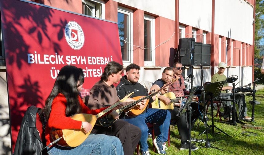 GÖLPAZARI'NDA MUHTEŞEM KAMPÜS KONSERİ