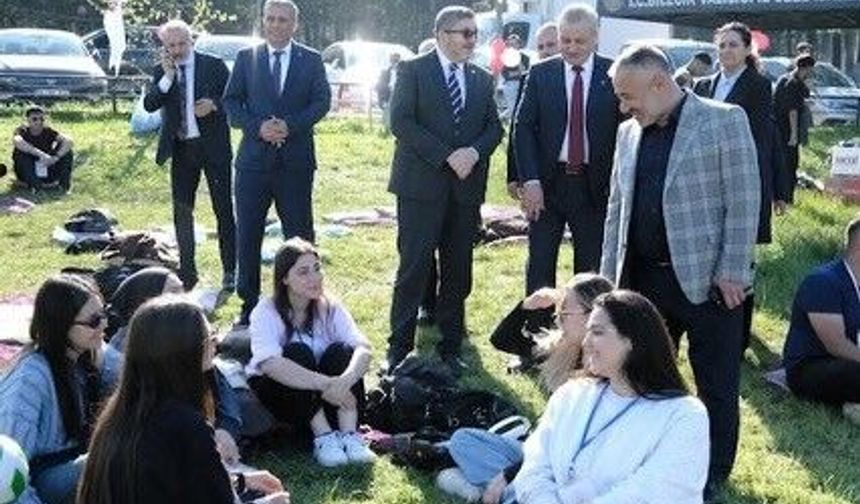 BAŞKAN YILDIRIM'DAN GENÇLERLE SAMİMİ BULUŞMA