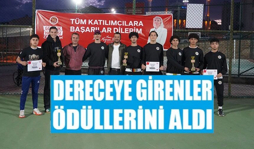 GENÇLİK TURNUVALARINDA DERECEYE GİRENLER ÖDÜLLERİNİ ALDI