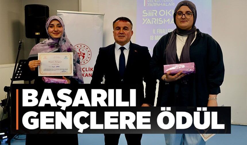ŞİİR OKUMA YARIŞMASI'NDA DERECEYE GİREN GENÇLERE ÖDÜL