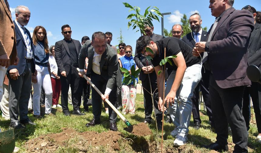 'KAMPÜSÜ AĞAÇLANDIRIYORUZ' SLOGANIYLA FİDANLAR TOPRAKLA BULUŞTU