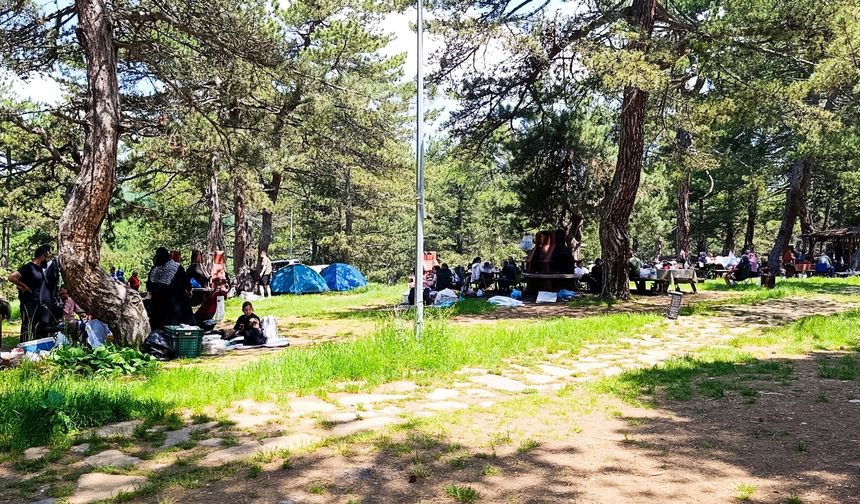 BÖLGENİN GÖZDE TABİAT PARKI ZİYARETÇİ AKININA UĞRUYOR