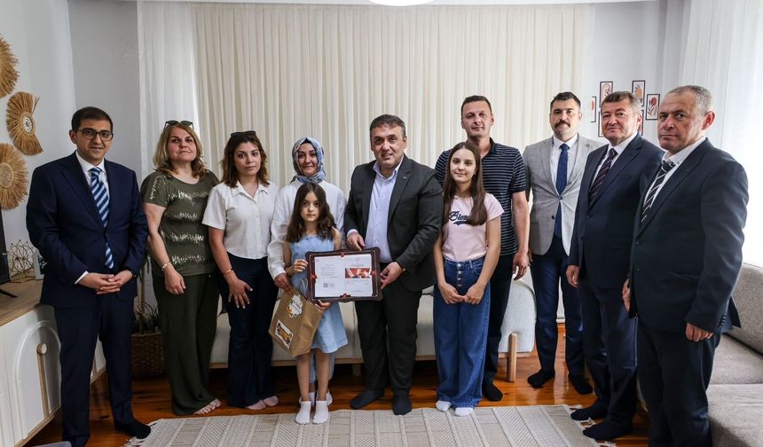 VALİ SÖZER, EVDE EĞİTİM GÖREN ÖĞRENCİLERİN KARNE SEVİNCİNE ORTAK OLDU