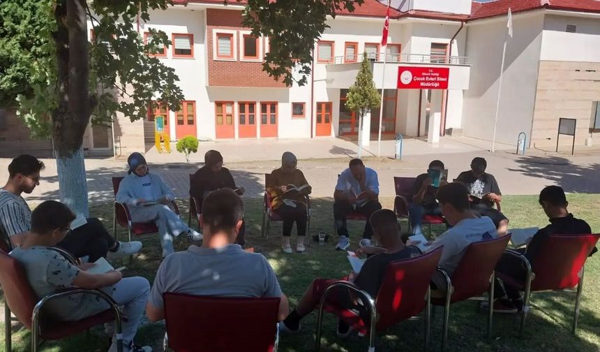 KORUMA ALTINDAKİ ÇOCUKLAR AÇIK HAVADA KİTAP OKUDU