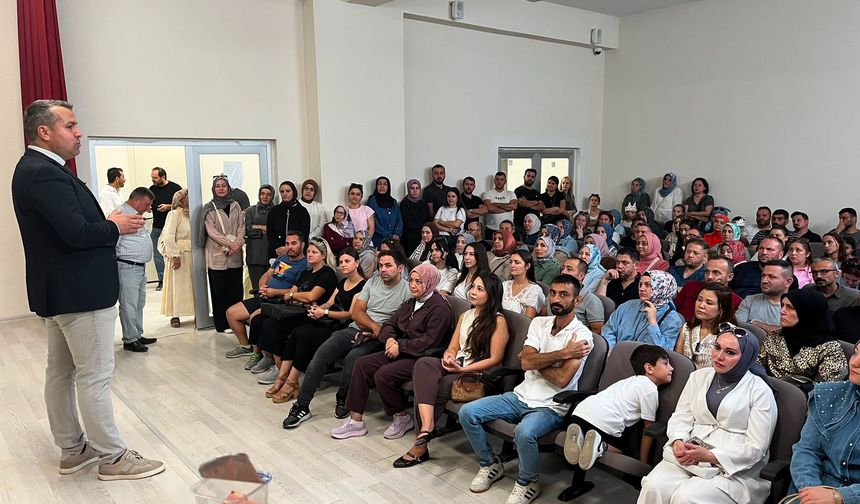 UYUM SÜRECİNDE SIRALARI BU KEZ ÖĞRENCİLER DEĞİL VELİLER DOLDURDU