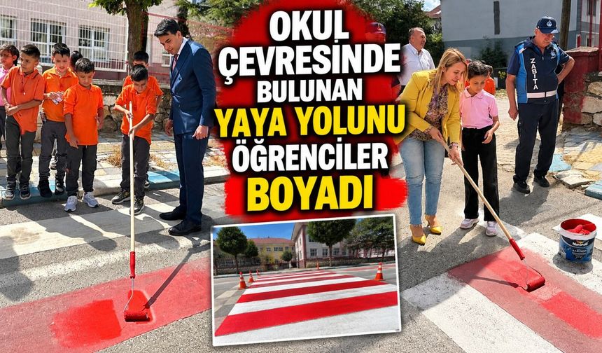 OKUL ÇEVRESİNDE BULUNAN YAYA YOLUNU ÇOCUKLAR BOYADI